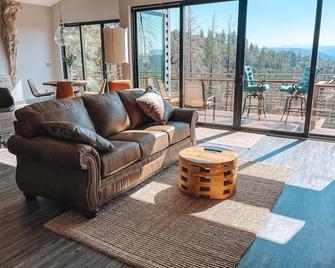 Modern Mountain Getaway with Panoramic Canyon Views - Foresthill - Living room