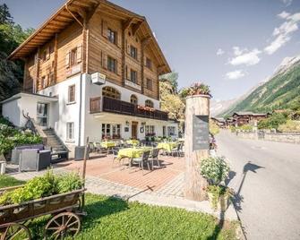 Hotel Breithorn - Blatten - Patio