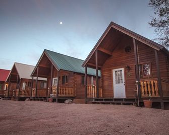Katie's Cozy Cabins - Tombstone - Building