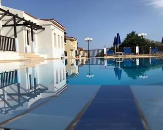 Kyma Hotel - Marathokampos - Zwembad