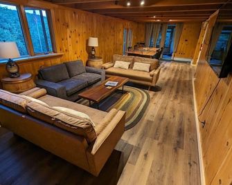 Spacious 5-bedroom cabin in charming Chester - Chester - Living room