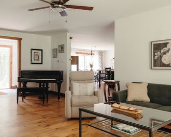 Spacious Chelsea Bungalow Near Gatineau Park, Skiing & Wakefield - Chelsea