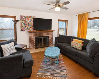 Calm, Comfortable Stay Close to Everything Without the Chaos. - Mendota Heights - Living room