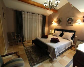 Charming stone house with 3 bedrooms, 3 bathrooms and a private pool. - Saint-Saturnin-lès-Apt - Chambre
