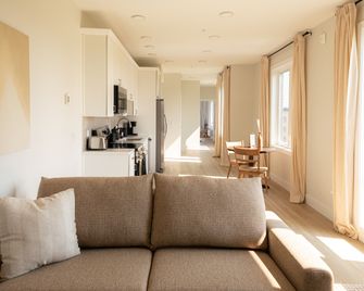 Boardwalk Suites & Residences by Kasa - Traverse City - Living room