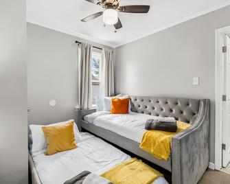 Spacious 3 Bedroom - Sleeps 8 - Central Location - Warren - Living room