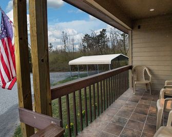 Mid-Lake Perfection w/ a Covered Boat Port w/ Power - Pets - Scottsboro - Balcón