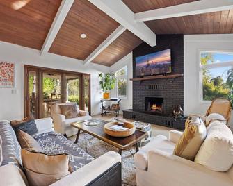 Gorgeous Ojai ranchette- tennis court, pool/jacuzzi and guesthouse - Охай - Вітальня