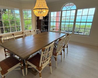 Private Oceanfront Home, Direct Water Access, Dock Option & Near Town, New Reno - Georgetown - Comedor
