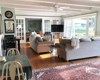 Waterfront Home, Large Property with Pool, Discount for Monthly/Seasonal Rentals - Cambridge - Living room