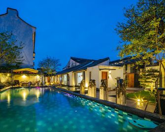 Floral Hotel Zerunju Light Luxury Guesthouse - Jiaxing - Pool