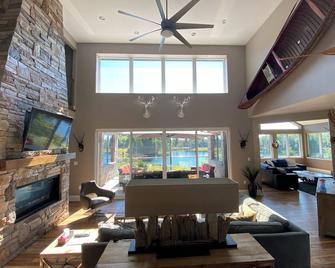 8 Bed - Private Oasis in Lake of Bays-Muskoka - Bondi Village - Lobby
