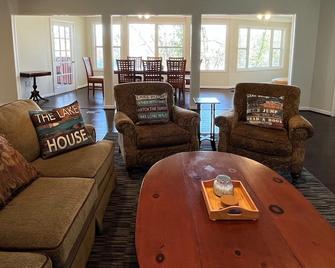 Lake house & 2-story dock. Enjoy sunsets, fishing, & relaxing with friends. - Oakwood - Wohnzimmer
