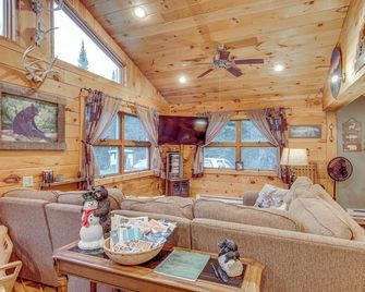 40-Acre, Off-Grid Wakefield Retreat w/ Gas Grill! - Wakefield - Sala de estar