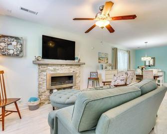 Cozy Goose Creek Escape with Patio and Grill - Goose Creek - Living room