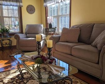 Cedar Glen Farm Guesthouse - Mohnton - Living room