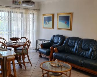 8 Oceans on the Beach - Shelly Beach - Living room