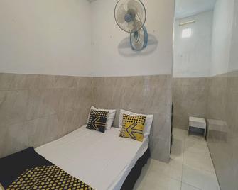 Spot On 93035 Karman's Sari Homestay Syariah - Gresik - Habitación