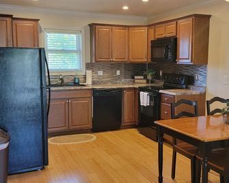 Full family APT in Nauvoo-Walking distance to Temple and Historic Nauvoo - Nauvoo - Kitchen