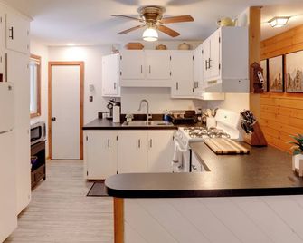 Riverfront Cabin w/ Hot Tub in Schroon Lake! - Schroon Lake - Cocina