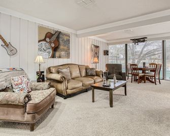 Huge Luxury Townhome/Condo in the World of Tennis, Lakeway, Tx., West of Austin - Lakeway - Living room