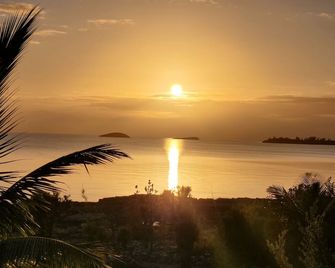 Ware-A-Dise - Newly Remodeled Home on Calm Caribbean home - North Palmetto Point - Balcón