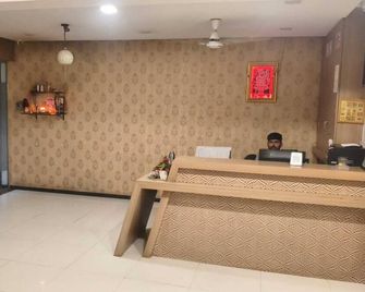 Hotel Royal Stay - Valsād - Front desk