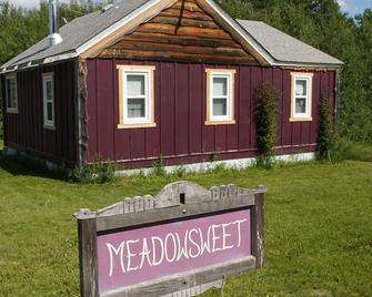 Rustic cabin near RMNP with screened-in deck, meadow view, and wood stove - Onanole - Edificio