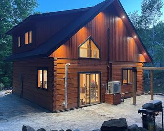 Cozy Log Cabin with Lake Access - Highland Grove - Edificio