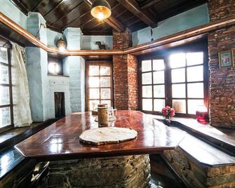 The Wilderness Retreat A British Estate 2BR in Almora by Homeyhuts - Almora - Dining room