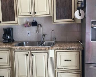 Cottage nestled in Leisure Lee Waterways. Close to beaches - Treasure Cay - Kitchen