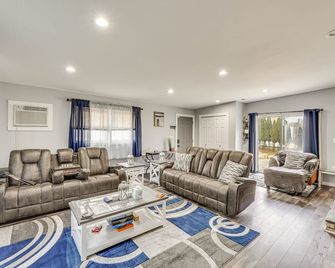 Waterfront Wallkill Duplex Home w/ Fire Pits! - Wallkill - Sala de estar