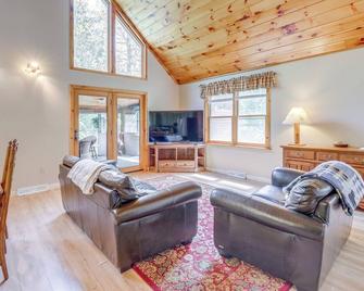 Peaceful Family Cabin on Schroon River! - Warrensburg - Sala de estar