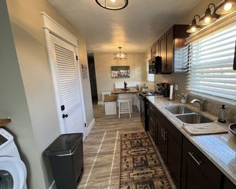 Quaint cottage on the grounds of the White River Canoe Company in Noblesville IN - Noblesville - Kitchen