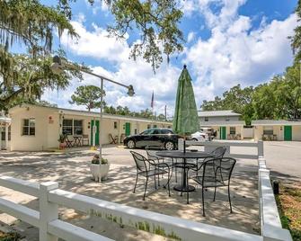 Beachy Bungalow 111 - Safety Harbor - Patio