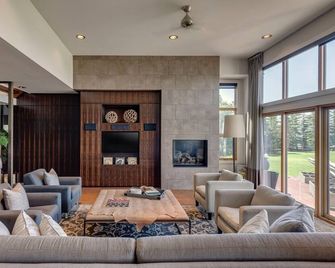 Entertaining custom home with 180 degree views of the Rocky Mountains - Cochrane - Area lounge