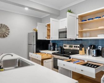 Chic 2-bedroom apartment with AC, fitness room, pool - A - Port Wentworth - Kitchen