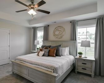 Lavish 4br/3ba Home With Pool, Grill, Video Games, King Bed - Lexington - Спальня