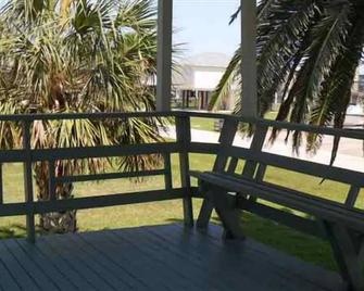 Cozy Cottage - Jamaica Beach