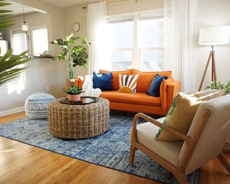 Vibrant Getaway! 2 Baths + Walk in Shower, Great Amenities & Value - Cedar Rapids - Living room