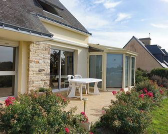 Lovely house, beautiful sea view, quiet location. The beach and c - Saint-Armel - Terasa