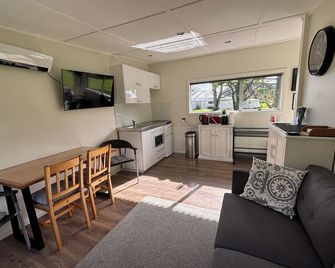 Clendon Lodge Studio - Waterfront property, tidal boat launching, EV charging. - Rawhiti - Living room