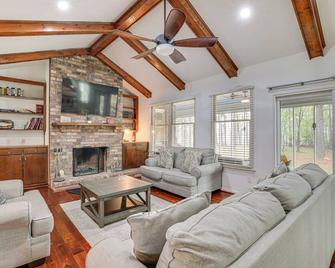 Private Dock and Pool Table Lake Marion Getaway - Santee - Huiskamer