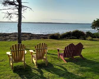 New Harbor/Pemaquid Point Oceanfront Cottage - New Harbor - Patio