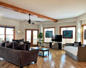 Mackinac Palace - Saint Ignace - Living room