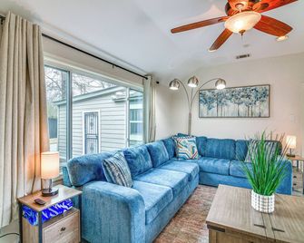 Spacious Memphis Retreat 5 Mi to Downtown Beats! - Memphis - Oturma odası