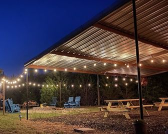 The Arrowhead Tipi Resort - Morning Star - Nomadic Tipis on Lake Tawakoni - Wills Point - Patio