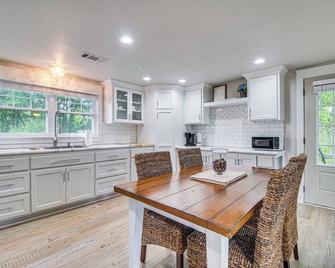 Rural Spiro Getaway with Private Deck! - Pocola - Kitchen