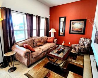 Stylish Condo w/ Pool, Near Everything - McAllen - Living room