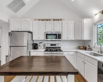The Deepwood - Warm Winter Haven In Cape Cod - Falmouth - Keuken
